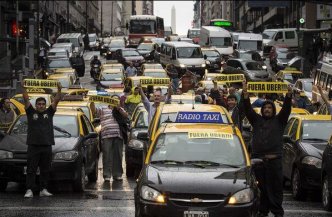 Taxistas protestan contra Uber en el centro de Buenos Aires